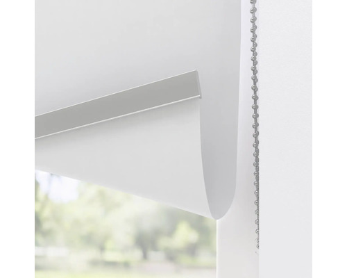 Roleta s řetízkovým ovládáním u okna