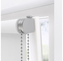 Detailní záběr rolety s řetízkovým ovládáním na okně