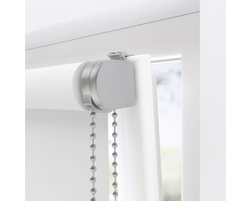 Detailní záběr rolety s řetízkovým ovládáním na okně