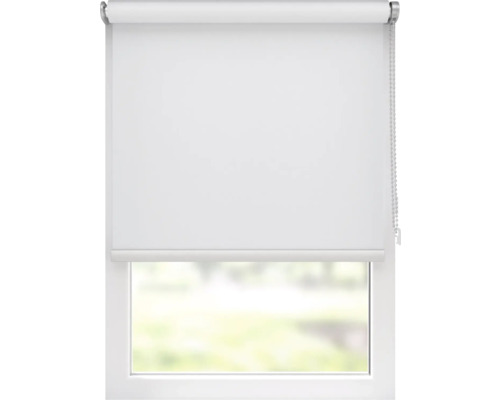 Bílá roleta na okně pro regulaci světla