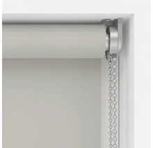 Detailní pohled na roletu s řetízkovým ovládáním u okna