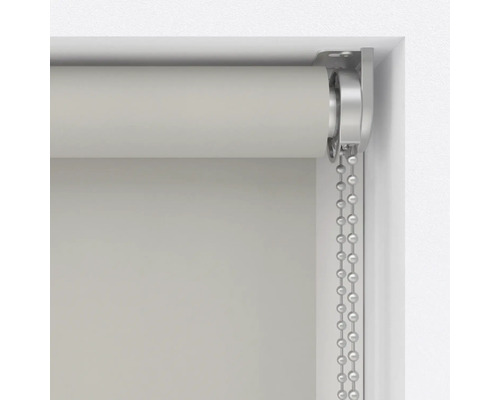 Detailní pohled na roletu s řetízkovým ovládáním u okna