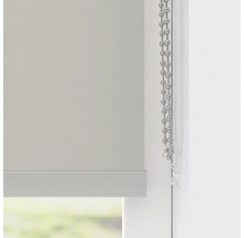 Šedá roleta s řetízkovým ovládáním na okně