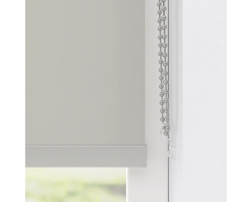 Šedá roleta s řetízkovým ovládáním na okně