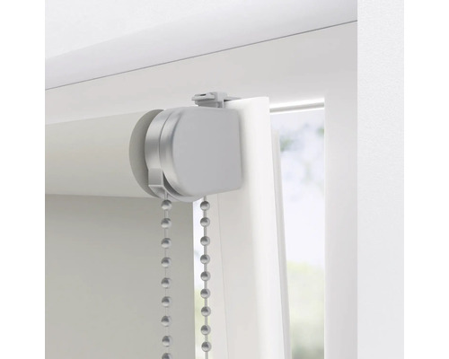 Detailní pohled na roletu s řetízkovým ovládáním pro dekoraci oken