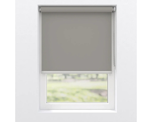 Šedá roleta před oknem pro soukromí