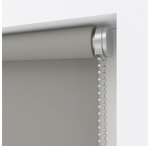 Roleta s řetízkem pro dekoraci oken a regulaci světla.