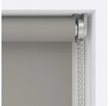 Detailní pohled na roletu s řetízkovým mechanismem pro dekoraci oken