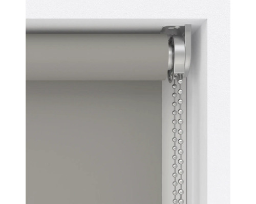 Detailní pohled na roletu s řetízkovým mechanismem pro dekoraci oken