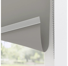 Detailní záběr rolety s řetízkovým ovládáním pro dekoraci oken