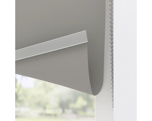 Detailní záběr rolety s řetízkovým ovládáním pro dekoraci oken