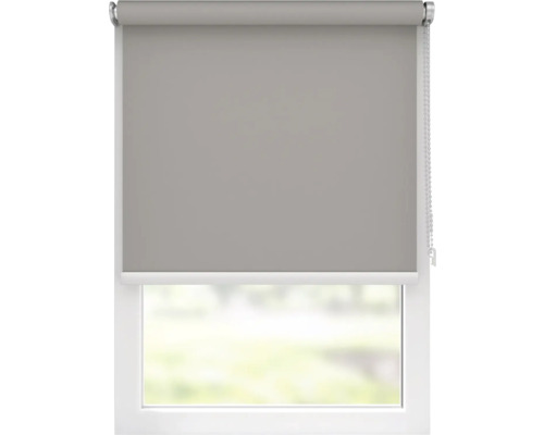 Šedá roleta na okně