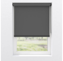 Šedá roleta v okně pro regulaci světla a soukromí