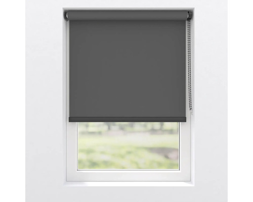 Šedá roleta v okně pro regulaci světla a soukromí