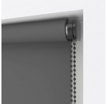 Šedá roleta s řetízkovým ovládáním pro dekoraci oken