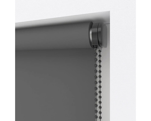 Šedá roleta s řetízkovým ovládáním pro dekoraci oken