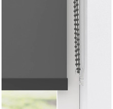 Šedá roleta s řetízkovým ovládáním u okna