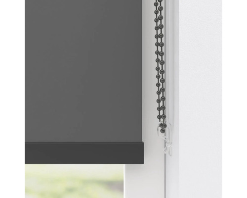 Šedá roleta s řetízkovým ovládáním u okna