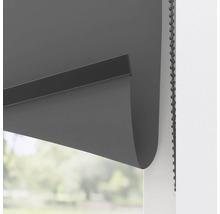 Šedá roleta v okně s řetízkovým ovládáním