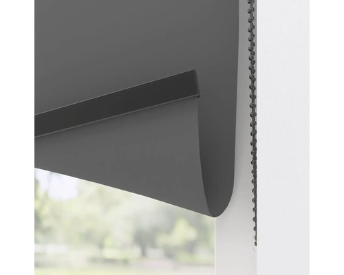 Šedá roleta v okně s řetízkovým ovládáním