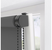 Detailní záběr šedé okenní rolety s ovládacím řetízkem