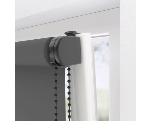 Detailní záběr šedé okenní rolety s ovládacím řetízkem