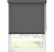 Okno s šedou roletou pro zatemnění