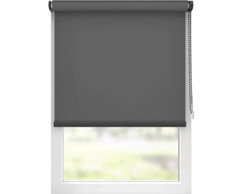 Okno s šedou roletou pro zatemnění