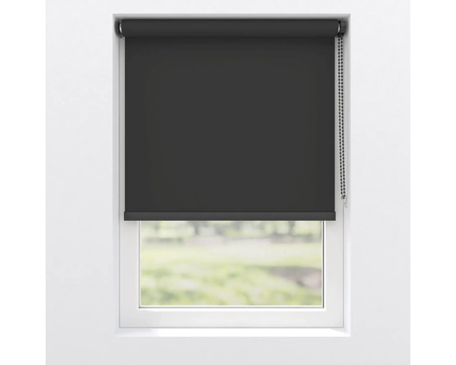 Černá roleta na okně