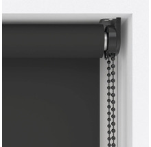Roleta s řetízkovým ovládáním u okna