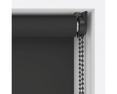 Roleta s řetízkovým ovládáním u okna