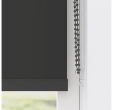 Detailní pohled na černou roletu s řetízkovým ovládáním