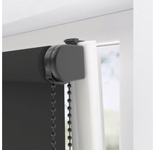 Černá roleta s řetízkovým ovládáním u okna