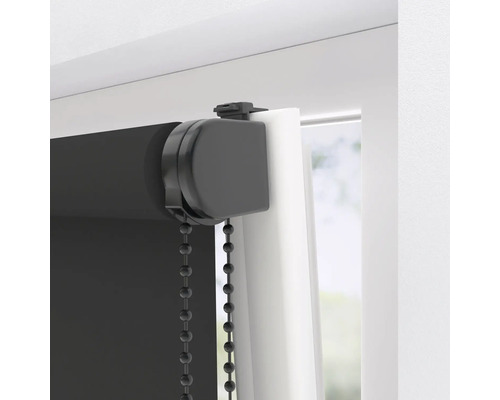 Černá roleta s řetízkovým ovládáním u okna