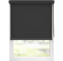 Tmavě šedá roleta na okně