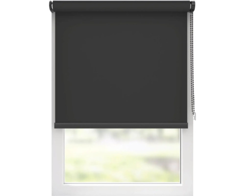 Tmavě šedá roleta na okně