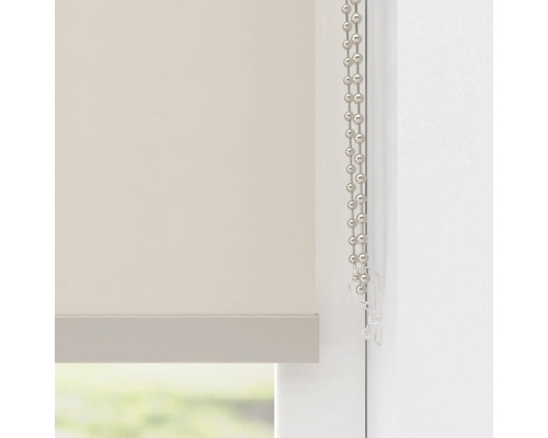 Detailní záběr rolety s řetízkovým ovládáním pro dekoraci oken