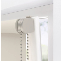 Detailní pohled na roletu s řetízkovým ovládáním pro dekoraci oken