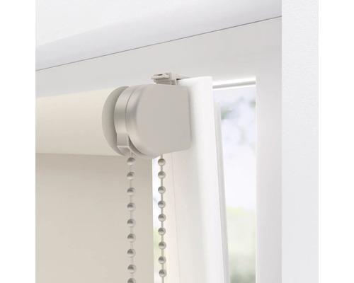 Detailní pohled na roletu s řetízkovým ovládáním pro dekoraci oken