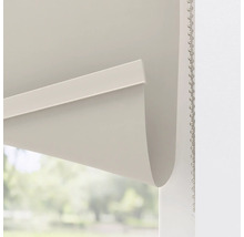 Detailní pohled na šedou roletu s řetízkovým ovládáním