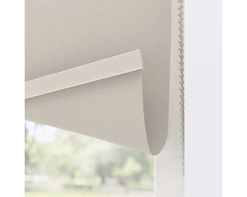 Detailní pohled na šedou roletu s řetízkovým ovládáním