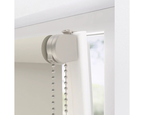 Rolety s řetízkovým ovládáním na okenním rámu