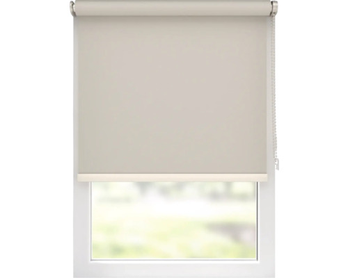 Pohled na okno s roletou pro vnitřní použití