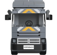 Model nákladního vozidla z kostek s logem Hornbach