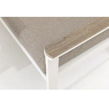 Detailní pohled na zahradní židli s bílým rámem a světle hnědým sedákem