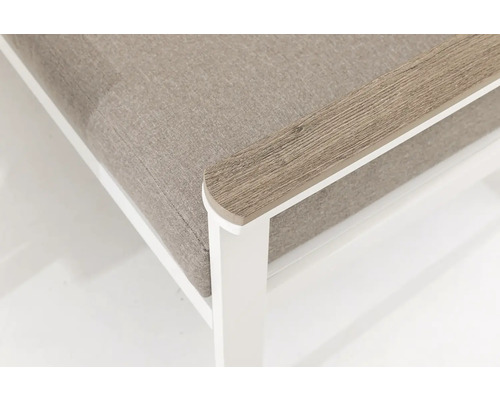 Detailní pohled na zahradní židli s bílým rámem a světle hnědým sedákem