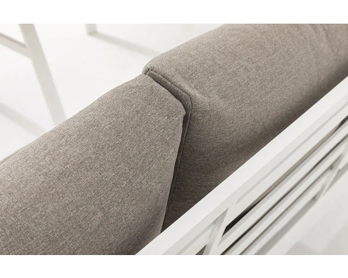 Detailní záběr zahradní pohovky se šedými látkovými polštáři a bílým dřevěným rámem.