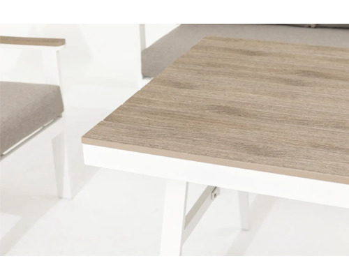 Detail stolu s dřevěnou deskou a bílým rámem