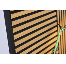 Akustický panel ze dřeva s černými prvky pro absorpci zvuku