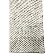 Detailní pohled na světle šedý koberec s texturovaným, uzlíkovým povrchem.